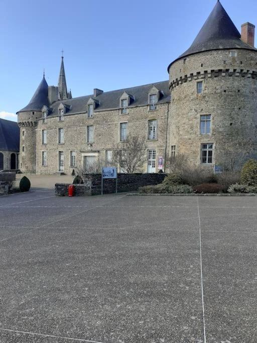 Charming Detached 2 Bedroom Ancient House In Medieval Quarter Of A Small Town In The Pays De La Loire, France Sillé-le-Guillaume Exterior foto