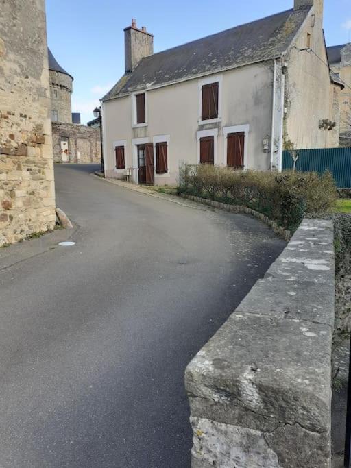 Charming Detached 2 Bedroom Ancient House In Medieval Quarter Of A Small Town In The Pays De La Loire, France Sillé-le-Guillaume Exterior foto