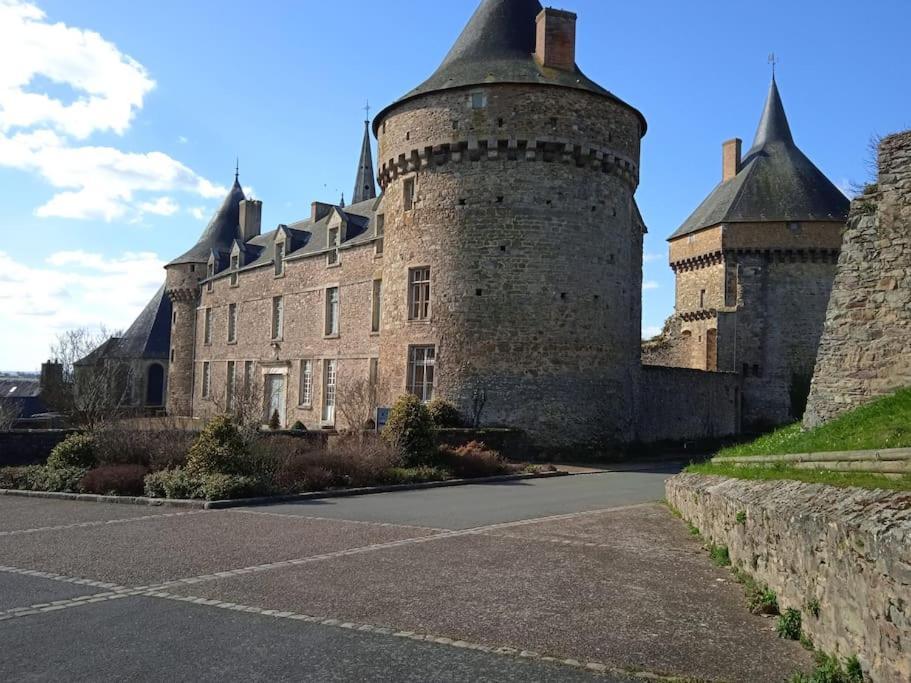 Charming Detached 2 Bedroom Ancient House In Medieval Quarter Of A Small Town In The Pays De La Loire, France Sillé-le-Guillaume Exterior foto