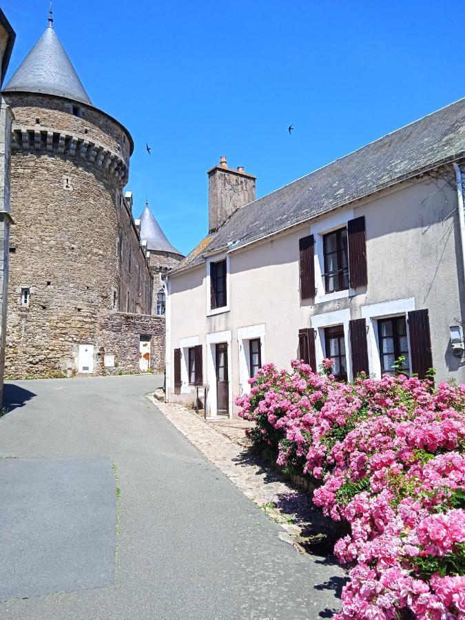 Charming Detached 2 Bedroom Ancient House In Medieval Quarter Of A Small Town In The Pays De La Loire, France Sillé-le-Guillaume Exterior foto