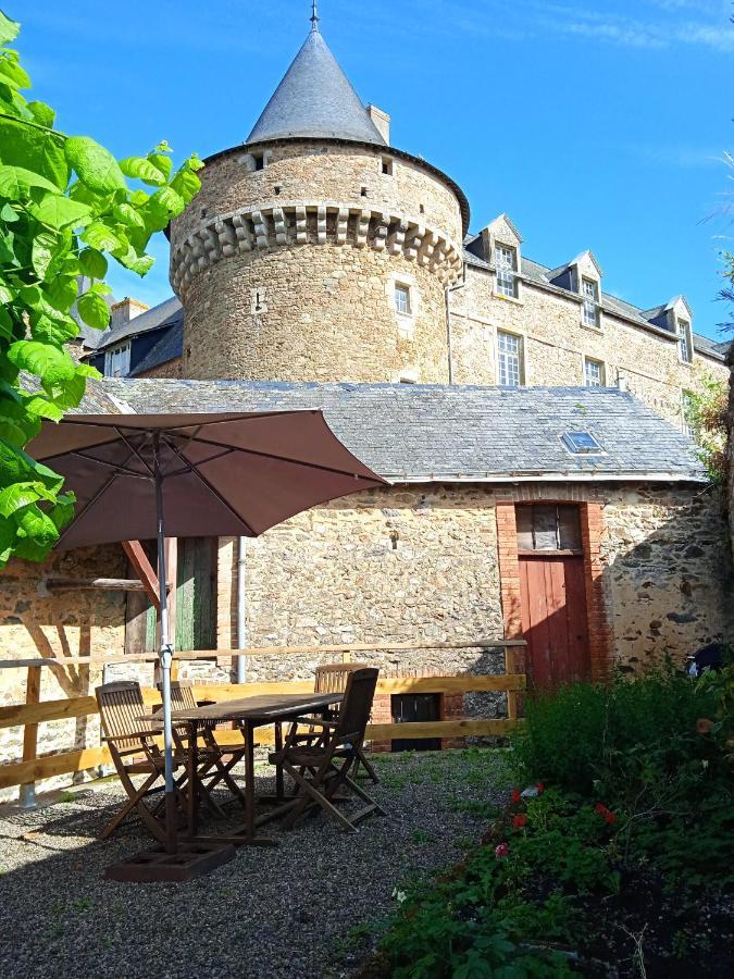 Charming Detached 2 Bedroom Ancient House In Medieval Quarter Of A Small Town In The Pays De La Loire, France Sillé-le-Guillaume Exterior foto