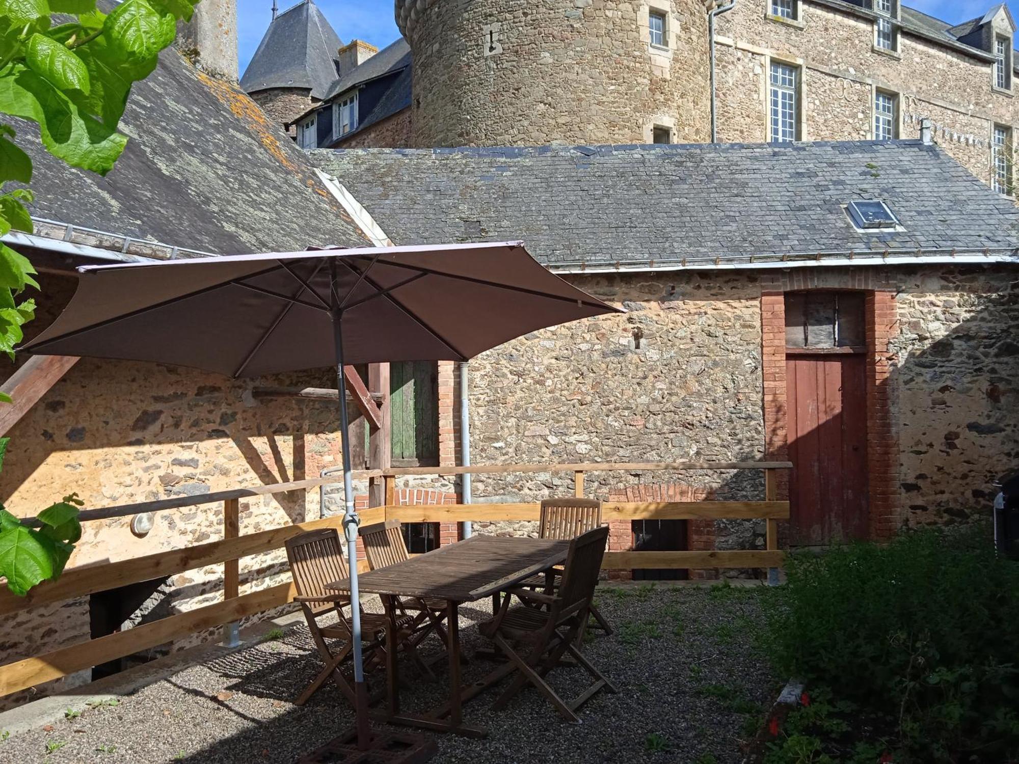 Charming Detached 2 Bedroom Ancient House In Medieval Quarter Of A Small Town In The Pays De La Loire, France Sillé-le-Guillaume Exterior foto